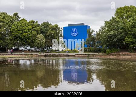 La maison du FC Everton (Goodison Park) photographiée se reflétant dans un lac du parc Stanley (Angleterre) en juin 2020. Banque D'Images