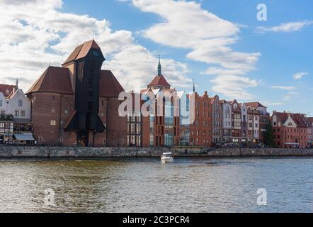 Promenade en bord de rivière dans la vieille ville de Gdansk avec célèbre grue de port médiévale Banque D'Images
