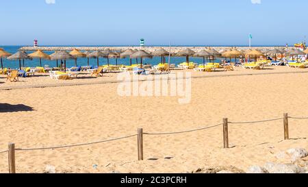 Plage de sable à l'océan Atlantique à Vilamoura, Algarve, Portugal Banque D'Images