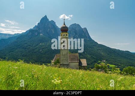 Église Saint Valentin et montagne de Shlern dans le village italien Kastelruth dans les Alpes Dolomites. Tyrol du Sud, Italie, Europe Banque D'Images