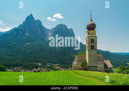 Belle vue sur l'église Saint Valentin et la montagne de Shlern dans le village italien Castelrotto dans les Alpes Dolomites. Tyrol du Sud, Italie, Europe Banque D'Images