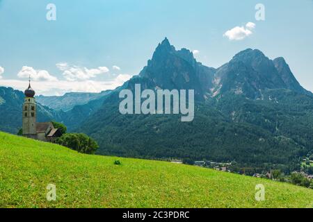 Belle vue sur la montagne de Shlern avec église Saint Valentin dans le village italien Castelrotto dans les Alpes Dolomites. Tyrol du Sud, Italie, Europe Banque D'Images