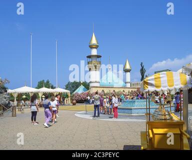 Souk Arabu et fontaine au parc à thème du Gardaland Resort, Peschiera del Garda, Lac de Garde, province de Vérone, région de Vénétie, Italie Banque D'Images