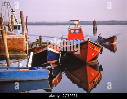 Bateaux sur le canal tôt le matin, Burano, lagune vénitienne, Venise (Venise), région de Vénétie, Italie Banque D'Images