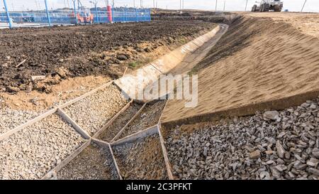 Renforcer la pente et construire un fossé de drainage le long de la route Banque D'Images