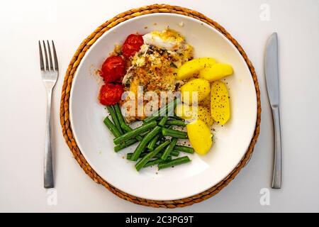 Morue en croûte de persil, haricots blancs et pommes de terre bouillies Banque D'Images