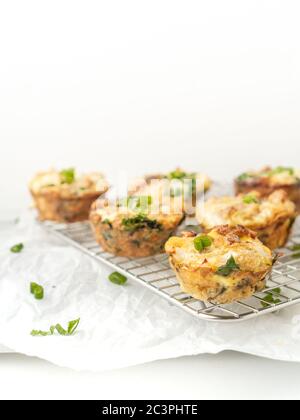 Mini-chaussons à base d'œufs et d'oignons verts pour le petit déjeuner Banque D'Images