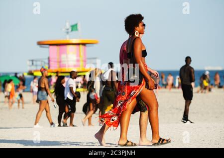 MIAMI - 16 MARS 2019 : les jeunes se rassemblent sur South Beach pour les vacances de printemps annuelles dans les écoles et les collèges. Banque D'Images