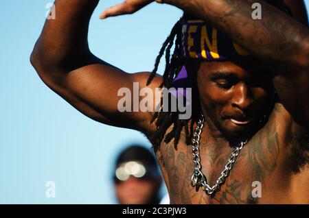 MIAMI - 23 MARS 2019 : un jeune homme de la fraternité Omega psi Phi se produit dans un spectacle de pas à une fête de vacances de printemps sur South Beach. Banque D'Images