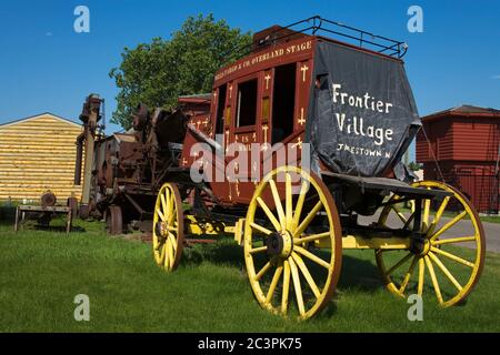 Wagon dans village frontalier, Jamestown, Dakota du Nord, USA Banque D'Images