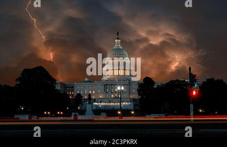 Des nuages spectaculaires sur le bâtiment du Capitole des États-Unis à Washington DC ciel sombre orageux avec des lumières Banque D'Images