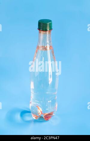 Bouteille d'eau minérale sur fond bleu Banque D'Images