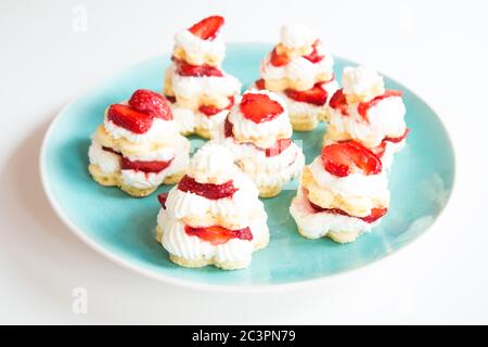 Gâteaux aux fraises sur une assiette bleue Banque D'Images