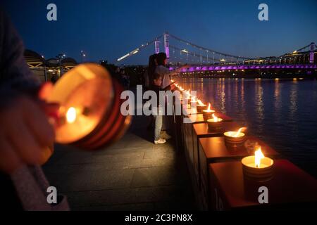 Moscou, Russie. 21 juin, 2020 personnes allument des bougies pendant l'événement ligne de mémoire marquant le 79e anniversaire de l'invasion allemande de l'Union soviétique, avec des participants éclairant 1,418 bougies le long de l'Embankment de Krymskaya pour chaque jour de la guerre, à Moscou, en Russie Banque D'Images