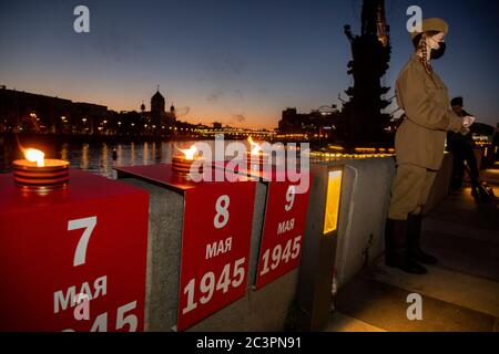 Moscou, Russie. 21 juin 2020 l'événement ligne de mémoire marque le 79e anniversaire de l'invasion allemande de l'Union soviétique, avec des participants éclairant 1,418 bougies le long de l'Embankment de Krymskaya pour chaque jour de la guerre, à Moscou, en Russie Banque D'Images