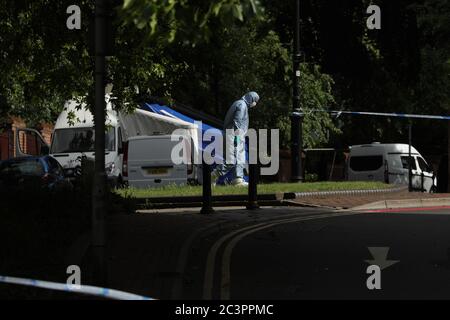 Reading, Grande-Bretagne. 21 juin 2020. Un policier travaille derrière un cordon de police près des jardins de Forbury, où des travaux de ratage ont eu lieu à Reading, en Grande-Bretagne, le 21 juin 2020. La police britannique de lutte contre le terrorisme a déclaré dimanche que l'incident de coups de poignarder qui a eu lieu dans la ville de Reading, samedi soir, dans le sud de l'Angleterre, a été déclaré « un incident terroriste ». Crédit: Tim Ireland/Xinhua/Alay Live News Banque D'Images