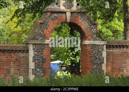 Reading, Grande-Bretagne. 21 juin 2020. Un policier se tient à l'entrée des jardins Forbury où des esbings ont eu lieu à Reading, en Grande-Bretagne, le 21 juin 2020. La police britannique de lutte contre le terrorisme a déclaré dimanche que l'incident de coups de poignarder qui a eu lieu dans la ville de Reading, samedi soir, dans le sud de l'Angleterre, a été déclaré « un incident terroriste ». Crédit: Tim Ireland/Xinhua/Alay Live News Banque D'Images