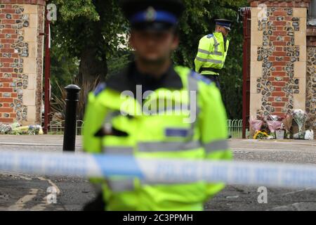 Reading, Grande-Bretagne. 21 juin 2020. Des policiers sont vus derrière un cordon de police à l'entrée des jardins de Forbury où des coups de poignardé ont eu lieu à Reading, en Grande-Bretagne, le 21 juin 2020. La police britannique de lutte contre le terrorisme a déclaré dimanche que l'incident de coups de poignarder qui a eu lieu dans la ville de Reading, samedi soir, dans le sud de l'Angleterre, a été déclaré « un incident terroriste ». Crédit: Tim Ireland/Xinhua/Alay Live News Banque D'Images