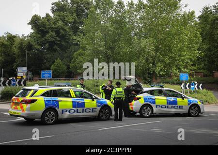 Reading, Grande-Bretagne. 21 juin 2020. Des policiers sont vus près des jardins Forbury, où des esbrées ont eu lieu à Reading, en Grande-Bretagne, le 21 juin 2020. La police britannique de lutte contre le terrorisme a déclaré dimanche que l'incident de coups de poignarder qui a eu lieu dans la ville de Reading, samedi soir, dans le sud de l'Angleterre, a été déclaré « un incident terroriste ». Crédit: Tim Ireland/Xinhua/Alay Live News Banque D'Images