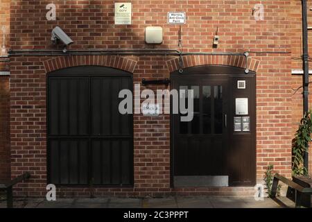 Reading, Grande-Bretagne. 21 juin 2020. La photo prise le 21 juin 2020 montre une entrée dans le bloc d'appartements où un suspect a été arrêté pour meurtre à Reading, en Grande-Bretagne. La police britannique de lutte contre le terrorisme a déclaré dimanche que l'incident de coups de poignarder qui a eu lieu dans la ville de Reading, samedi soir, dans le sud de l'Angleterre, a été déclaré « un incident terroriste ». Crédit: Tim Ireland/Xinhua/Alay Live News Banque D'Images