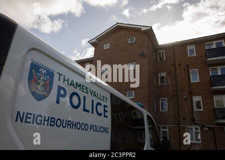 Reading, Grande-Bretagne. 21 juin 2020. Un camion de police est vu à l'extérieur du bloc d'appartements où un suspect a été arrêté pour meurtre à Reading, en Grande-Bretagne, le 21 juin 2020. La police britannique de lutte contre le terrorisme a déclaré dimanche que l'incident de coups de poignarder qui a eu lieu dans la ville de Reading, samedi soir, dans le sud de l'Angleterre, a été déclaré « un incident terroriste ». Crédit: Tim Ireland/Xinhua/Alay Live News Banque D'Images