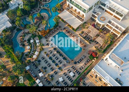 Vue aérienne de l'hôtel avec piscine sur la côte de mer, photo de drone du dessus de Chypre station. Banque D'Images