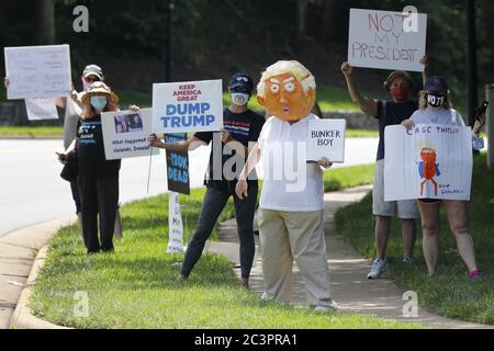 Sterling, États-Unis. 21 juin 2020. Les manifestants se rassemblent devant le club de golf national de Trump à Sterling, en Virginie, tandis que le président américain Donald Trump joue au golf le dimanche 21 juin 2020. Photo par Yuri Gripas/UPI crédit: UPI/Alay Live News Banque D'Images