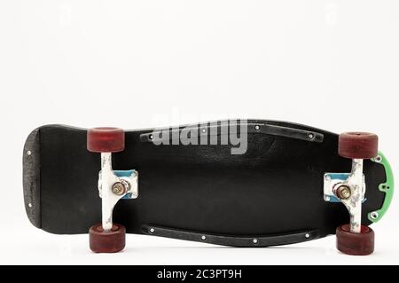 Skateboard noir de style vintage sur fond blanc Banque D'Images