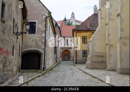 Centre ville de Bratislava. Une rue obscure avec vue sur le château de Bratislava. Bratislava, Slovaquie. 2020/5/19. Banque D'Images