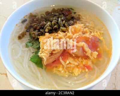 Œufs brouillés et pois aigre sur des nouilles de riz traditionnelles chinoises Banque D'Images
