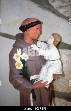 LOS ANGELES, ÉTATS-UNIS - 12 août 1987 : statue faite à la main de Saint Anthony et de bébé Jésus. Banque D'Images