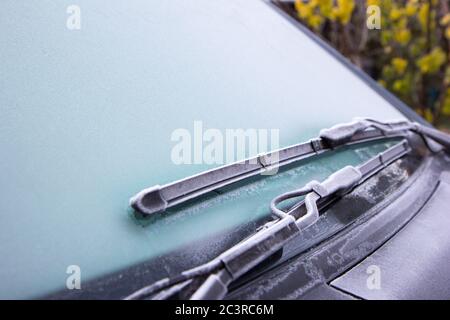 Givre sur le pare-brise et les essuie-glaces d'une voiture Banque D'Images