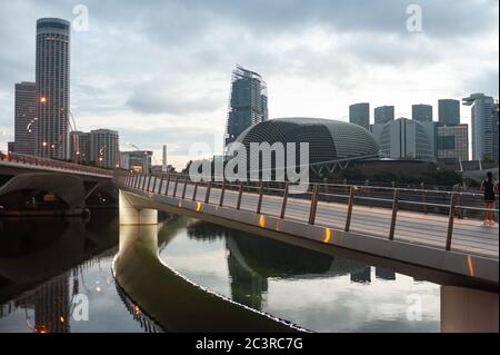 19.06.2020, Singapour, République de Singapour, Asie - des pauses d'une journée au-dessus du centre-ville et du pont Jubilee le long du front de mer de Marina Bay après verrouillage. Banque D'Images