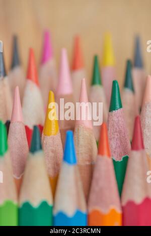 Gros plan sur les crayons de couleur colorés Banque D'Images