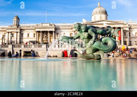 Londres, Angleterre - 08 mars 2012 : la National Gallery et Trafalgar Square dans l'après-midi. Banque D'Images