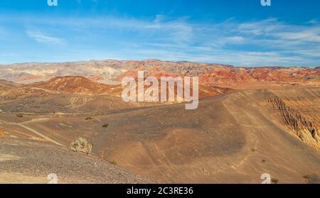 Vue sur le champ volcanique des cratères d'Ubehebe dans le parc national de la Vallée de la mort. Paysage désertique entourant le cratère d'Ubehebe. Inyo Comté. Californie. ÉTATS-UNIS Banque D'Images