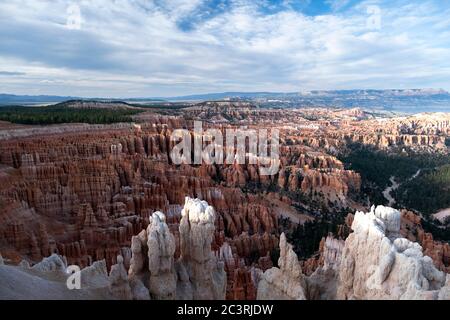 Vue de jour sur l'amphithéâtre dans un cadre de lumière douce au parc national de Bryce Canyon Banque D'Images