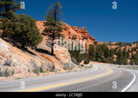 La Highway 12 dans Red Canyon Utah est célèbre pour ses formations de roches rouges Banque D'Images