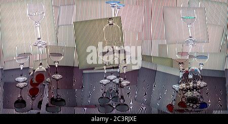 Collage abstrait avec gobelets en verre sur une surface réfléchissante Banque D'Images