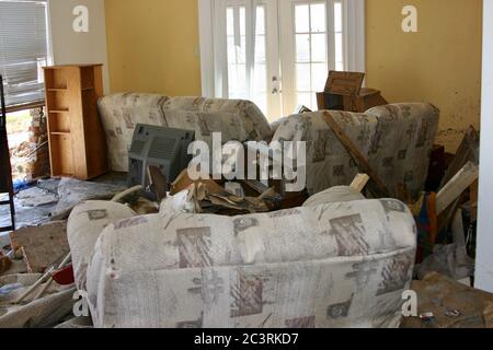 BILOXI, ÉTATS-UNIS - 06 septembre 2005 : mobilier de salon détruit par l'ouragan Katrina. Banque D'Images