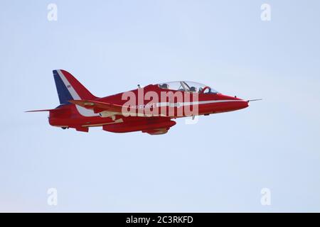 XX323, un BAe Hawk T1 de l'équipe d'exposition acrobatique de la Royal Air Force, les flèches rouges, à la RAF Leuchars en 2012. Banque D'Images