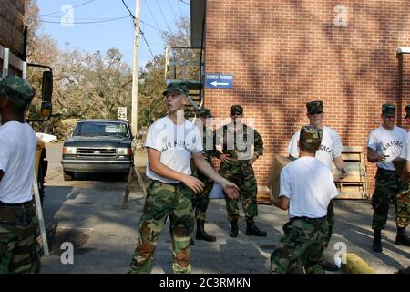 BILOXI, ÉTATS-UNIS - 06 septembre 2005 : des aviateurs déchargent les fournitures pour les victimes de l'ouragan Katrina. Banque D'Images