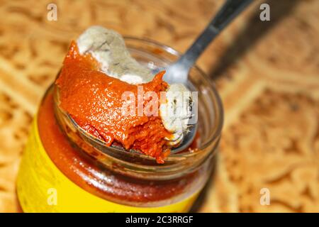 Moisissure poussant sur la pâte de tomate. Gros plan Banque D'Images