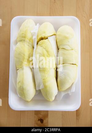 Durian dans le paquet sur la table, Durian est le roi des fruits. Banque D'Images