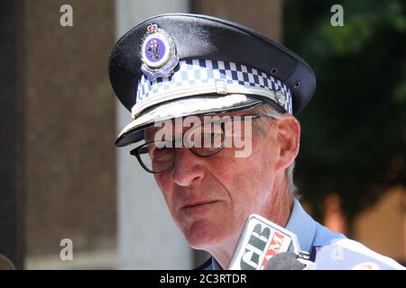 Le commissaire adjoint Mark Murdoch informe les médias et répond aux questions concernant l'incident impliquant un homme dans une voiture blanche garée à l'extérieur de la Pa de Nouvelle-Galles du Sud Banque D'Images