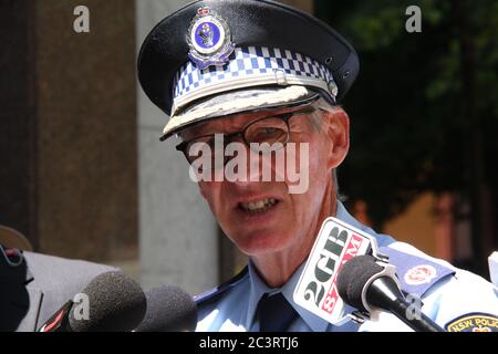 Le commissaire adjoint Mark Murdoch informe les médias et répond aux questions concernant l'incident impliquant un homme dans une voiture blanche garée à l'extérieur de la Pa de Nouvelle-Galles du Sud Banque D'Images