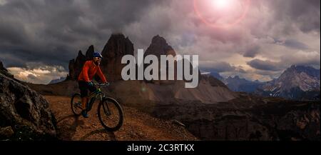 Aventure en plein air à vélo. Homme vélo électrique, parcours de montagne. Homme à vélo dans le paysage des Dolomites. Vélo e-mtb endu Banque D'Images