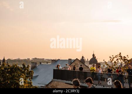 Lviv, Ukraine - 31 août 2019 : touristes qui regardent le coucher de soleil sur la ville depuis la terrasse d'observation Banque D'Images