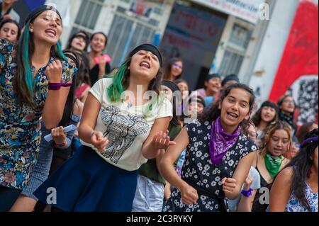 Des manifestants féministes, qui font partie de la révolution me trop, protestent à l'Université nationale de Colombie pour protester contre la violence faite aux femmes et contre le président I. Banque D'Images