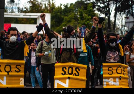 Les manifestations contre la loi sur le gouvernement du président Ivan Duque sur les enseignants se terminent par un affrontement entre les manifestants et la police anti-émeutes de Colombie, MSE Banque D'Images